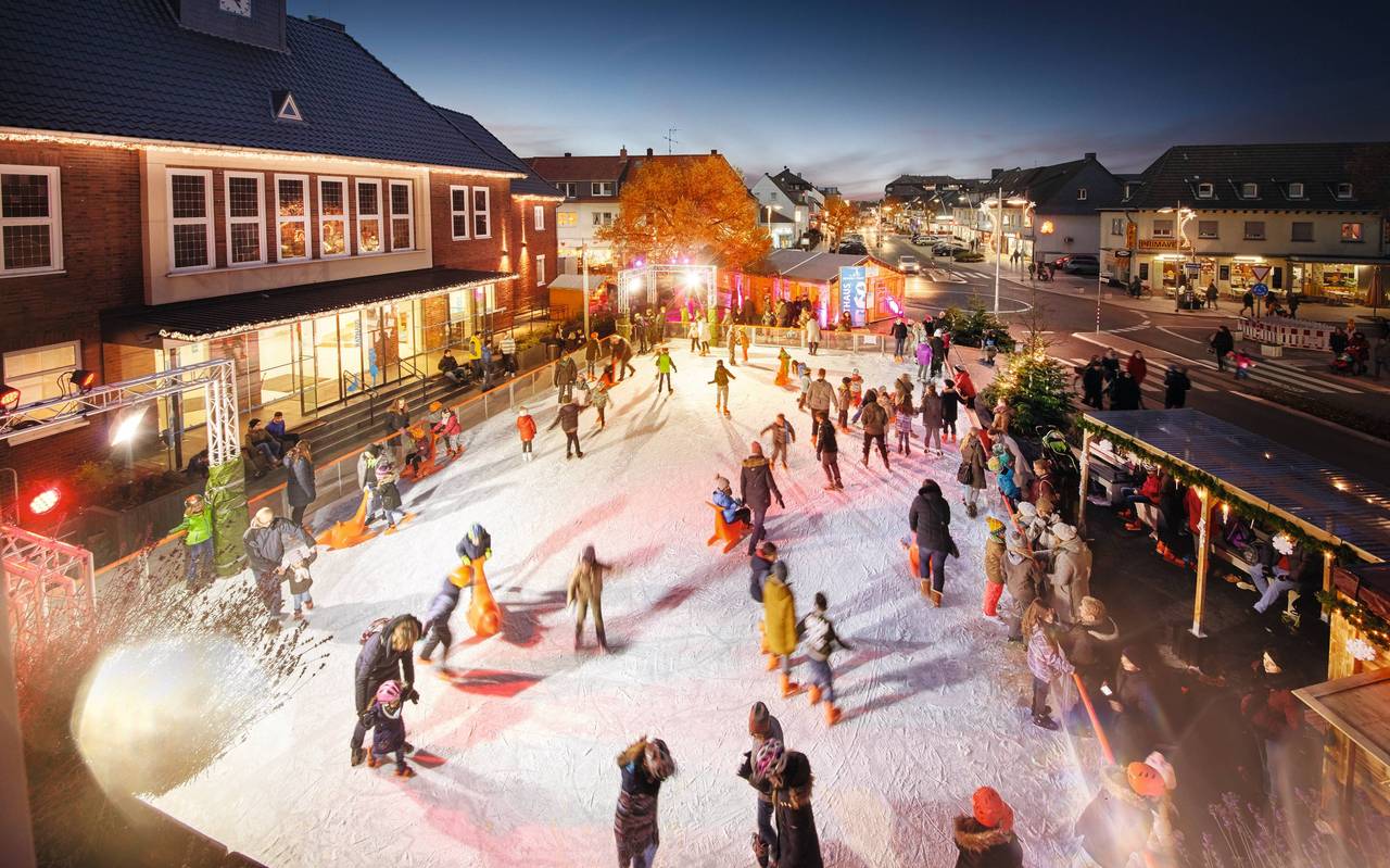 Eisbahn auf dem Weihnachtsmarkt in Monheim am Rhein
