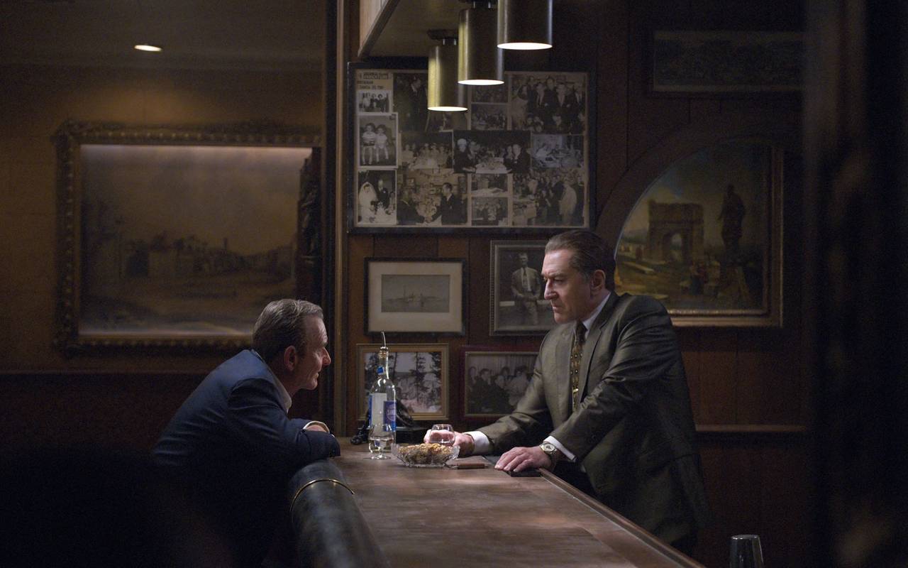 Frank und Mafiaboss Russell an der Theke.