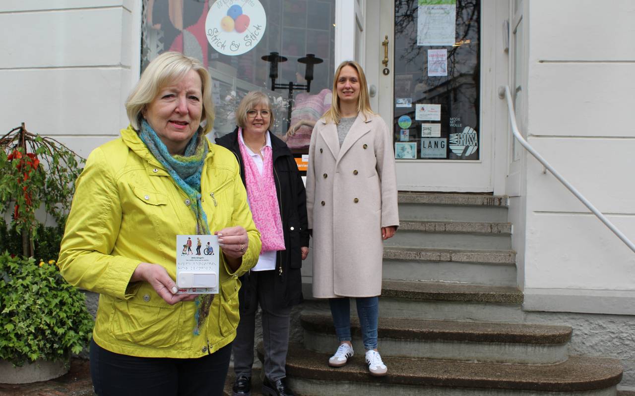 Margret Botta, Inhaberin des Ladenlokals Strick & Stick (1.v.l.), Gabriela Wolpers, Leiterin der Caritas-Begegnungsstätte an der Gerberstraße (2.v.l.) und Citymanagerin Katharina Salzburg (3.v.l.) präsentieren die Funkklingel