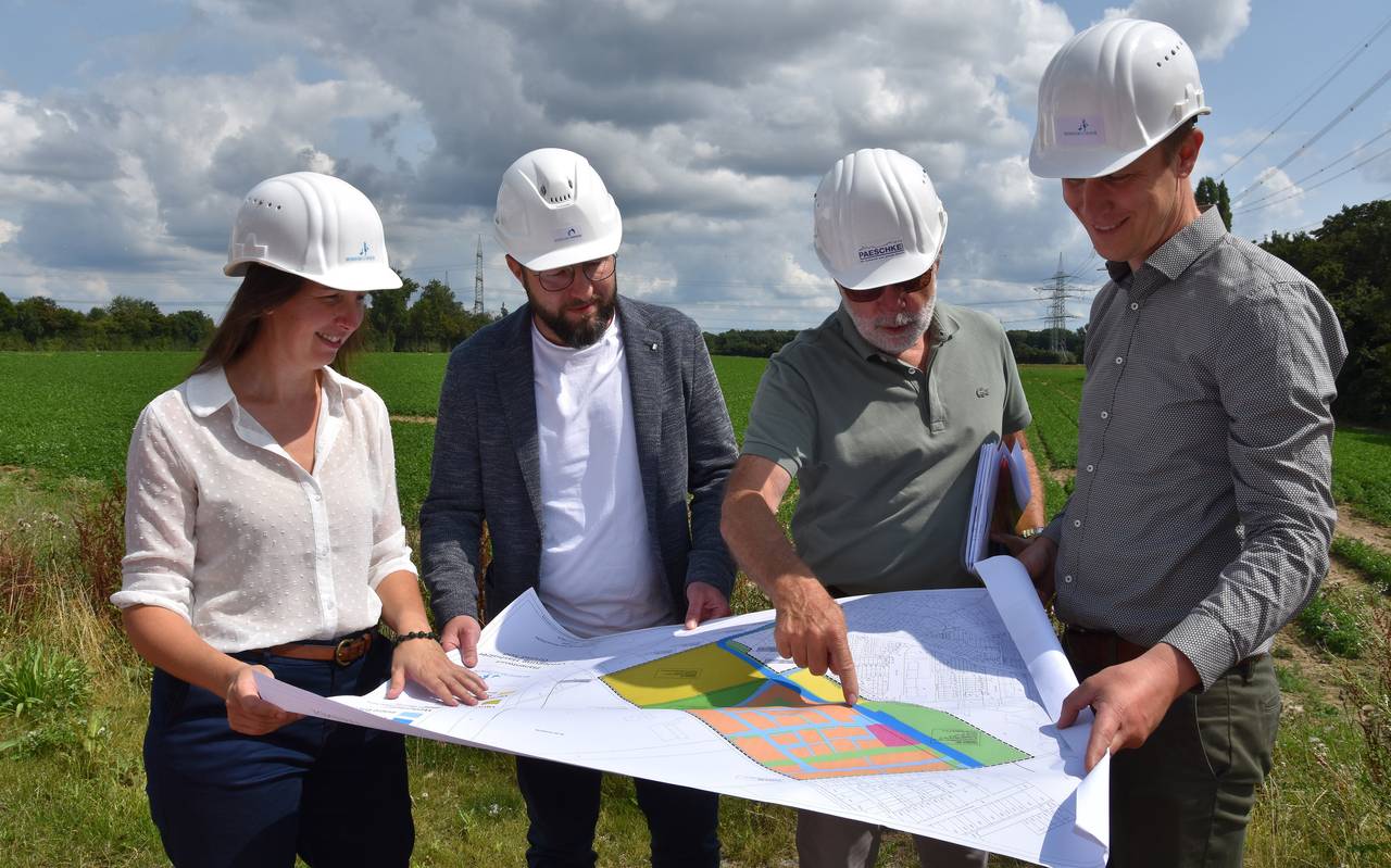 Die Erste Beigeordnete und Leiterin des Bereichs Stadtplanung und Bauaufsicht Dr. Lisa Pientak (v.l.n.r.), Geschäftsführer der Monheimer Wohnungen Daniel Fieweger, Geschäftsleiter Gernot Paeschke und Bürgermeister Daniel Zimmermann planen gemeinsam das neue Türkei-Viertel im Baumberger Osten.