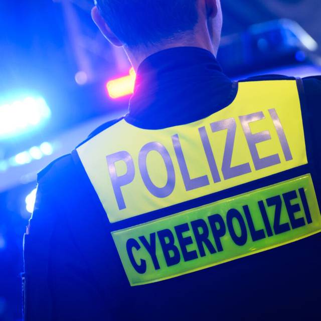 Ein Polizist von der zentralen Ansprechstelle Cybercrime im Landeskriminalamt Niedersachsen steht bei einer Computerspielmesse in der Messe Hannover.