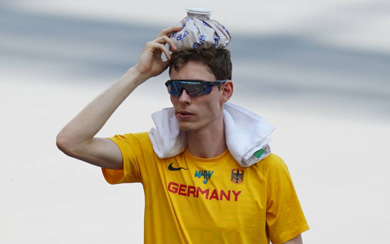 Hochspringer Tobias Potye (Deutschland) kühlt seinen Kopf mit einem Eis-Pack.