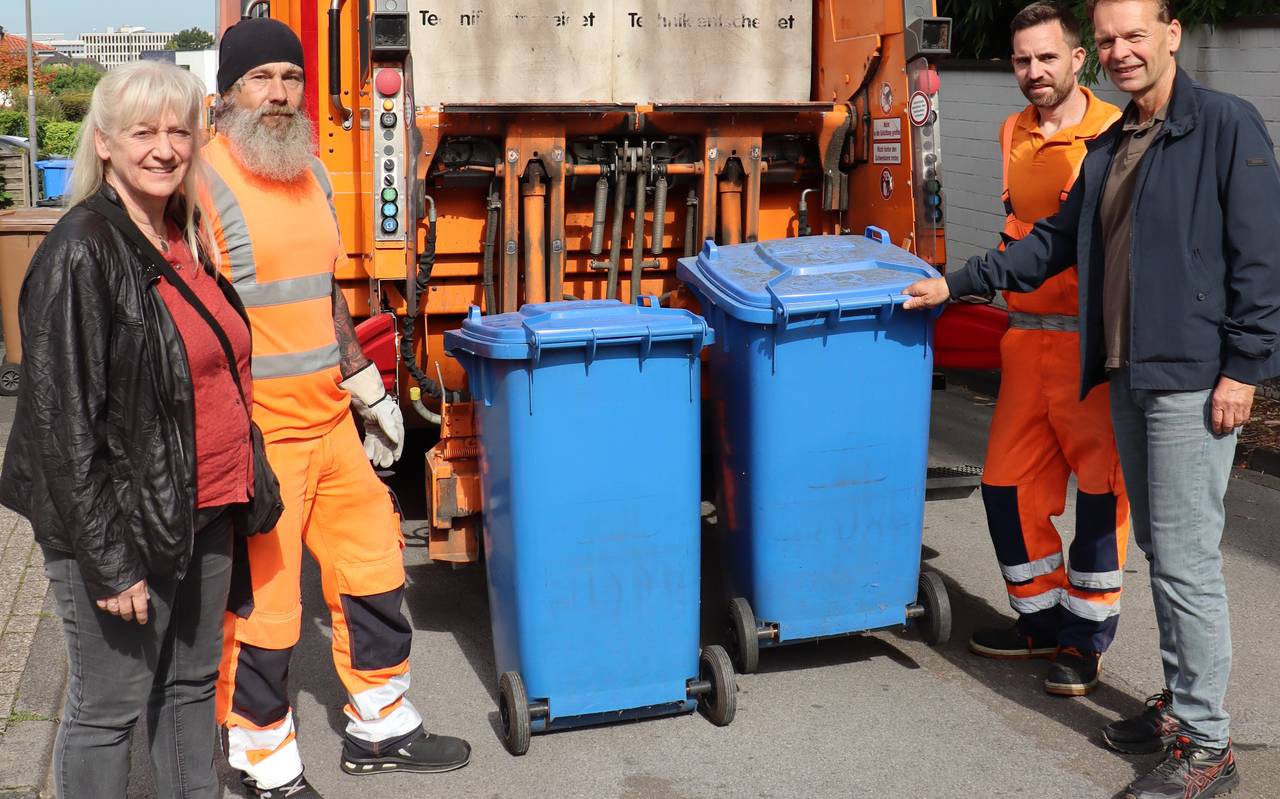 In den blauen Tonnen landen inzwischen 90 Prozent am gesamten Altpapieraufkommen. Bei einer Tour in Ost trafen Umweltdezernent Prof. Dr. Bert Wagener (rechts) und Petra Bachhuber (Abteilungsleiterin Abfallwirtschaft und Stadtreinigung) auf die beiden Müllwerker Andreas Werres (links) und Christian Kuschnik bei der Arbeit.