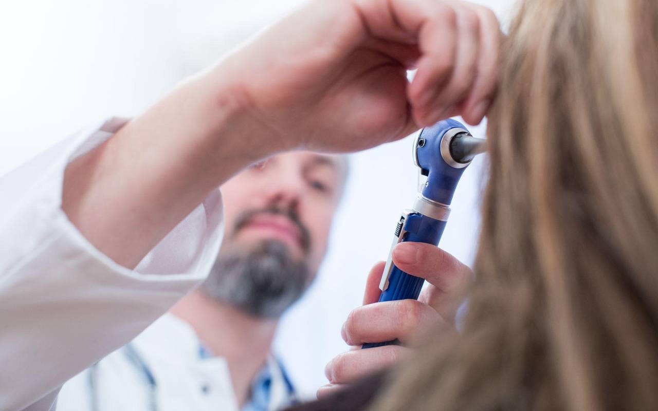 Ein Arzt untersucht eine Patientin