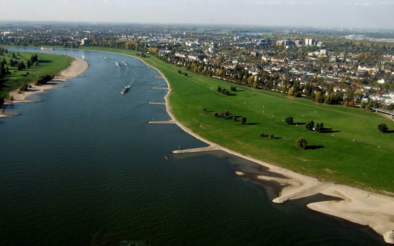 Rhein mit Blick auf Neuss