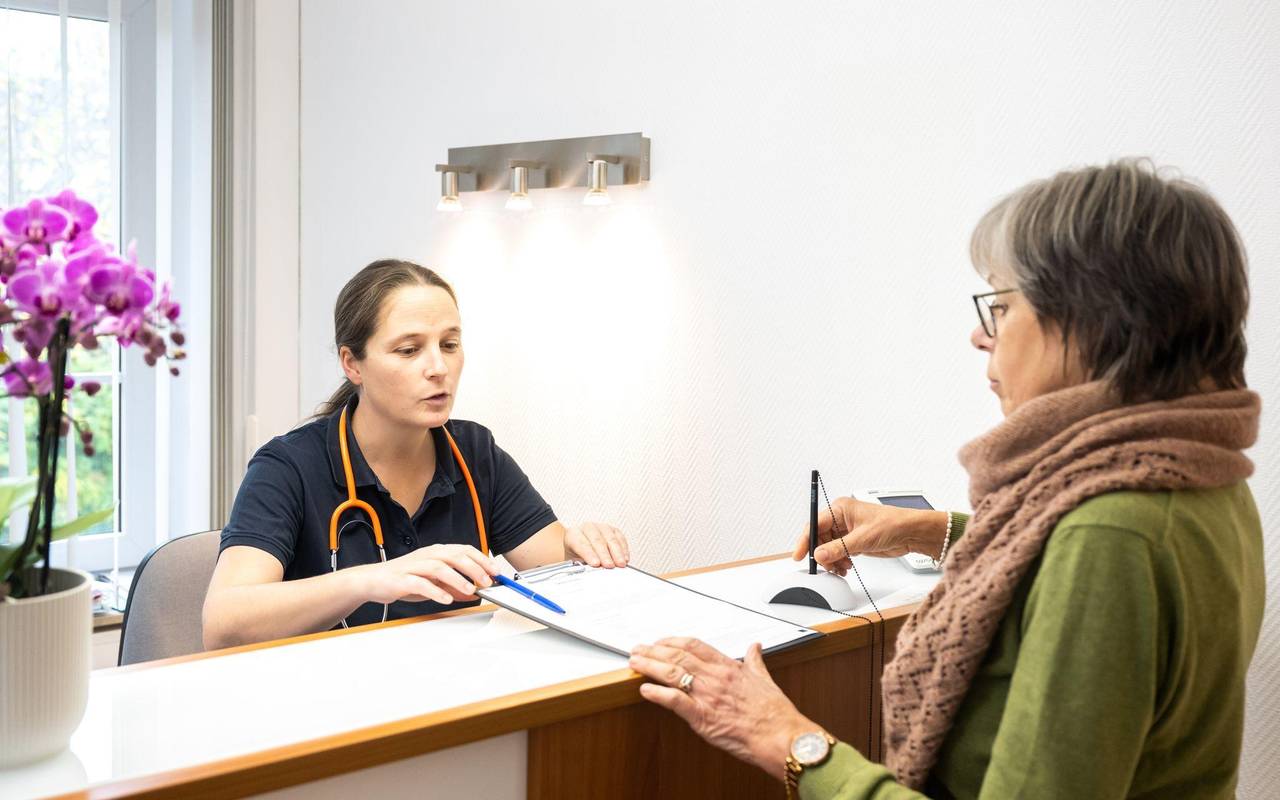 Eine Patientin wird von einer Sprechstundenhilfe beraten