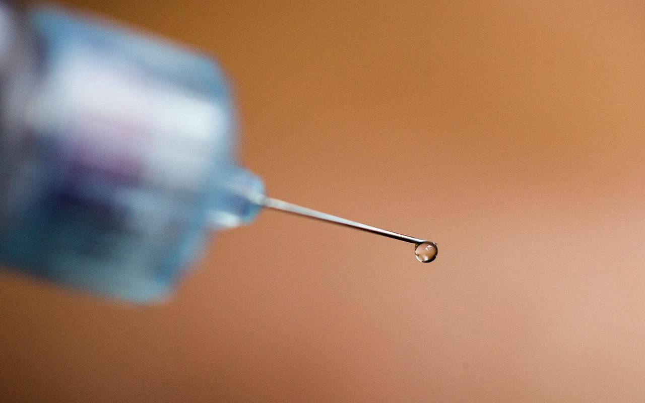 Ein Tropfen Insulin an einer Nadelspitze