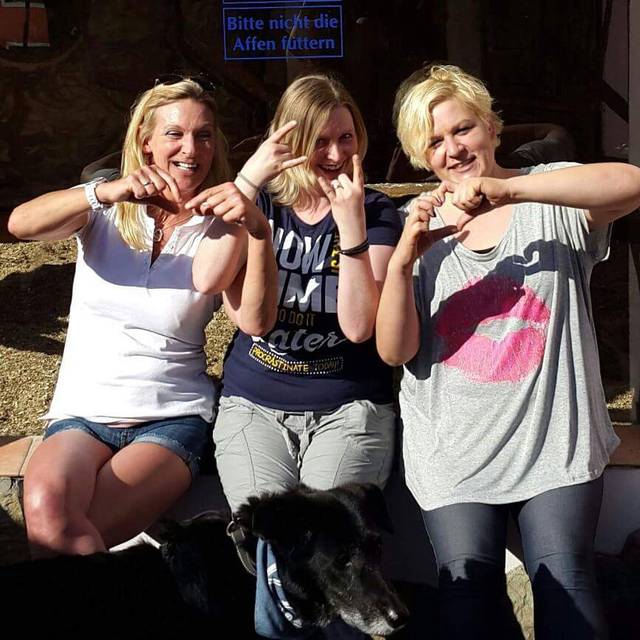 mit Heike und Jenny (und Maya) im Märchenzoo. Bitte nicht die Affen füttern!