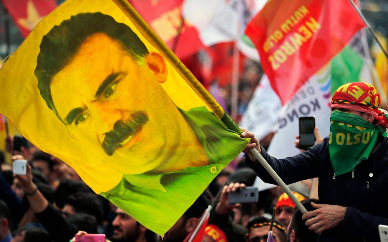 Fahne mit Bild von PKK-Chef Öcalan
