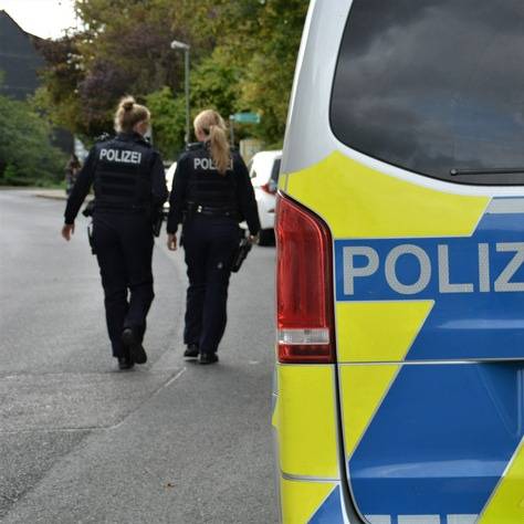 Symbolbild Streifenwagen mit zwei Polizistinnen