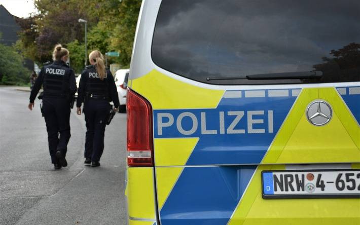 Symbolbild Streifenwagen mit zwei Polizistinnen