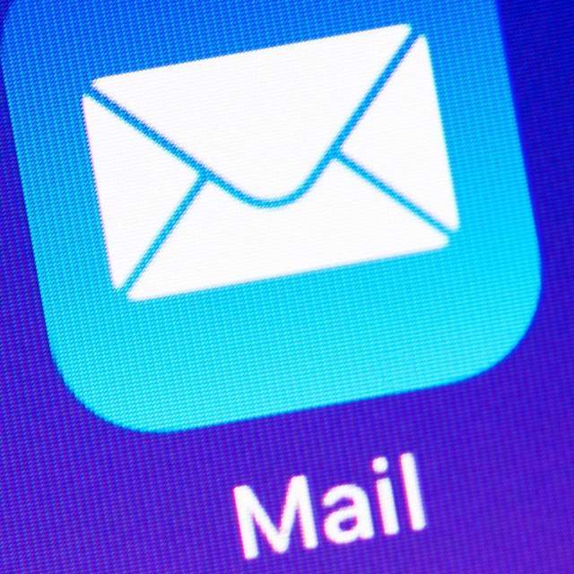 Mail-App ist auf einem Display zu sehen