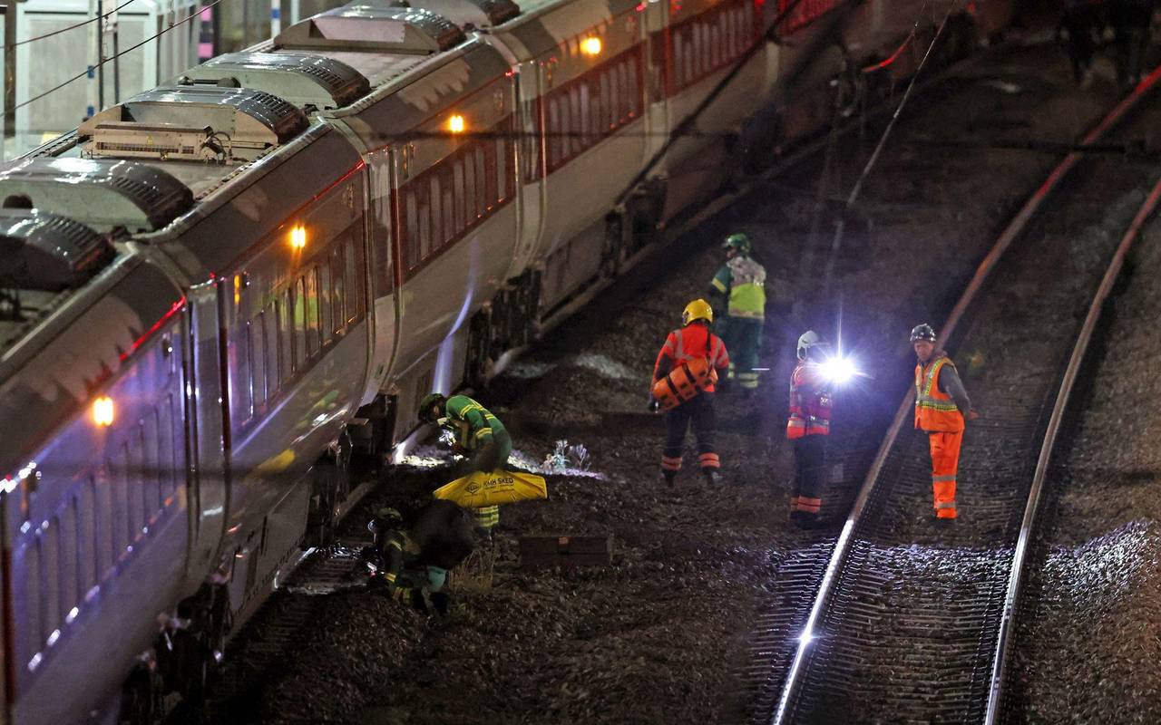 Mehrere Menschen im Zug in England niedergestochen