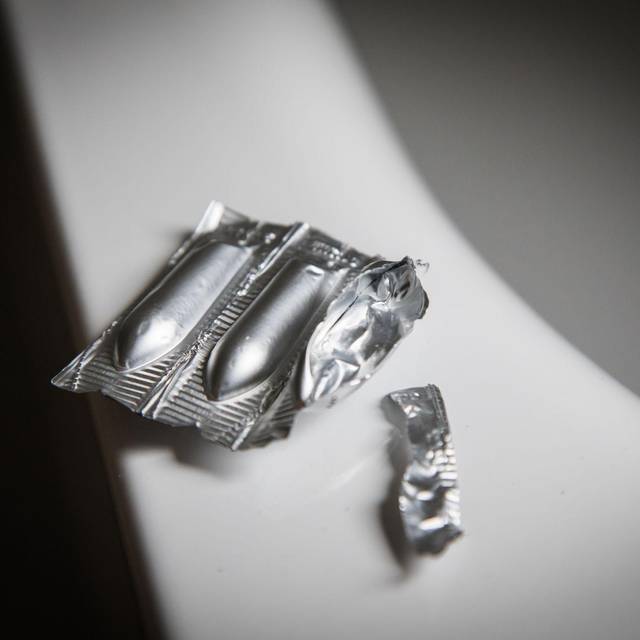 Zäpfchen liegen am Rand einer Badewanne