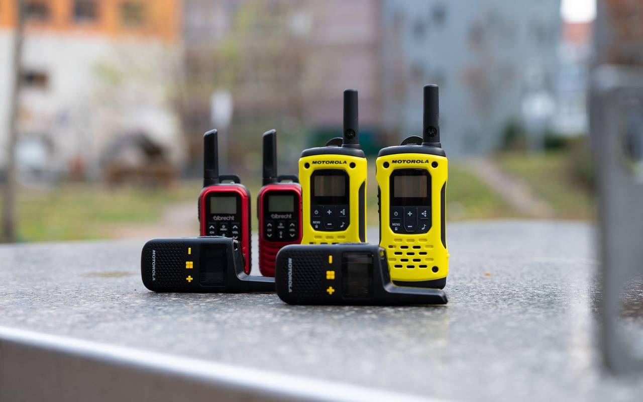 Verschiedene Walkie-Talkies auf einer Steinplatte