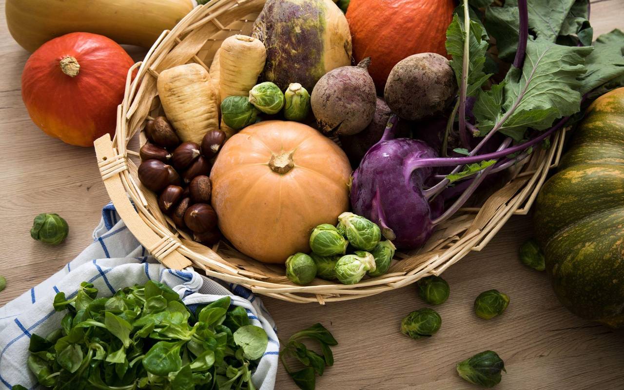 Verschiedene Herbst- und Wintergemüse liegen in einer Küche