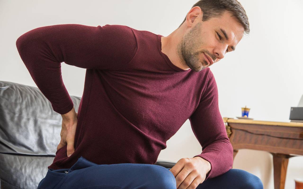 Ein Mann hat Rückenschmerzen