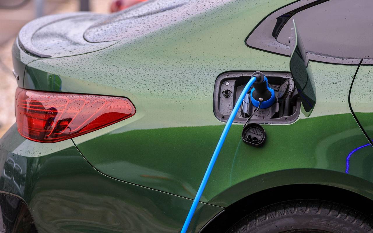 Elektroauto lädt an Ladesäule