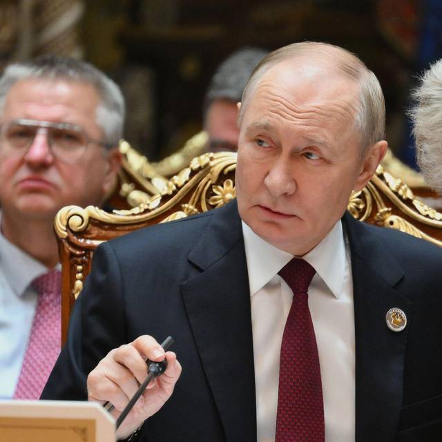 Kremlchef Putin und sein Sprecher Peskow