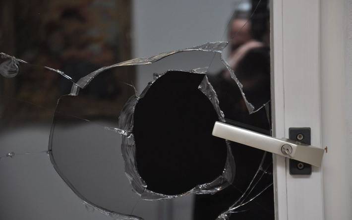 Symbolbild Einbruch durch Fenster