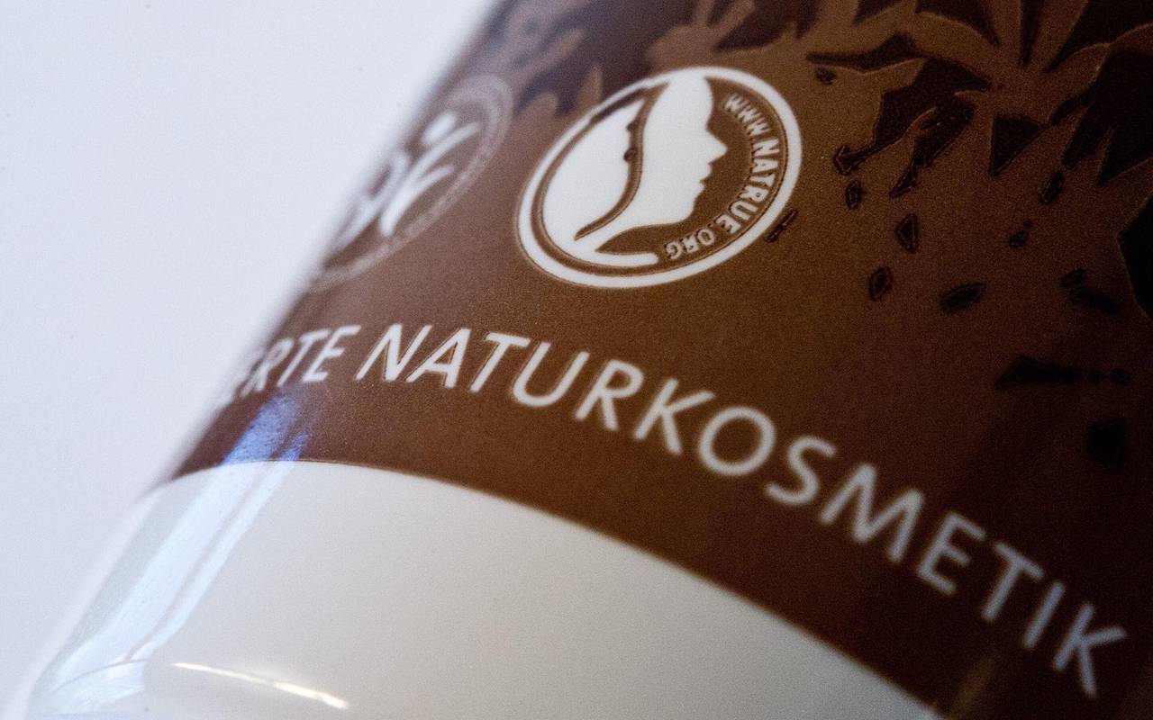 Ein Naturkosmetik-Produkt mit einem NaTrue-Label
