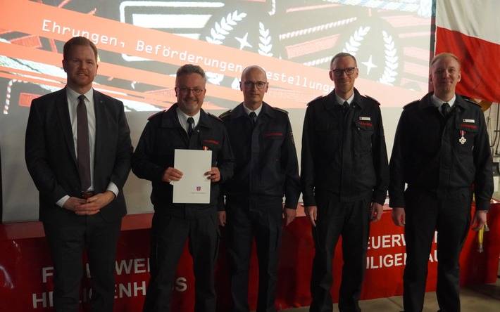 Oliver Fleck erhielt durch Bürgermeister Björn Kerkmann eine Ehrung für 35 Jahre Mitgliedschaft in der Feuerwehr (Foto: Feuerwehr Heiligenhaus)