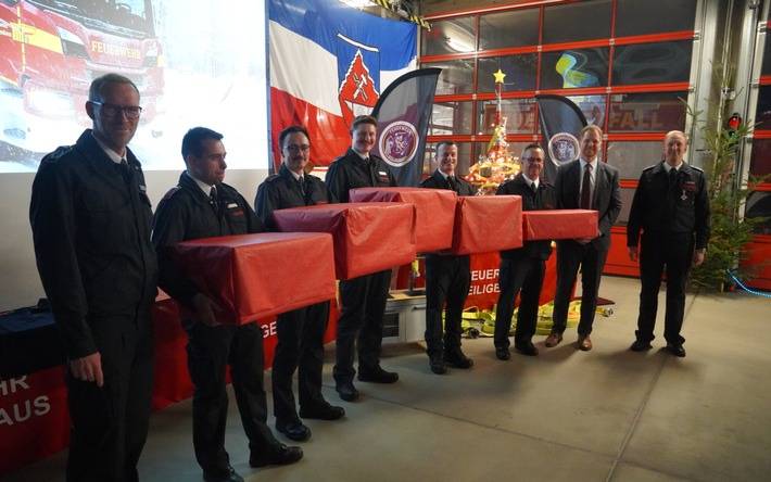 Bürgermeister Björn Kerkmann übergab an die Löschgruppenführer die T-Shirts (Foto: Feuerwehr Heiligenhaus)