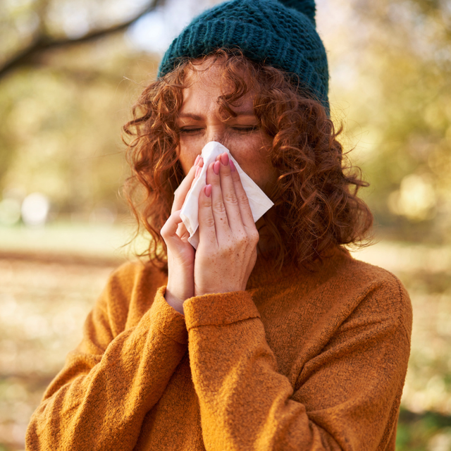 Fit durch den Herbst - Frau beim Naseputzen