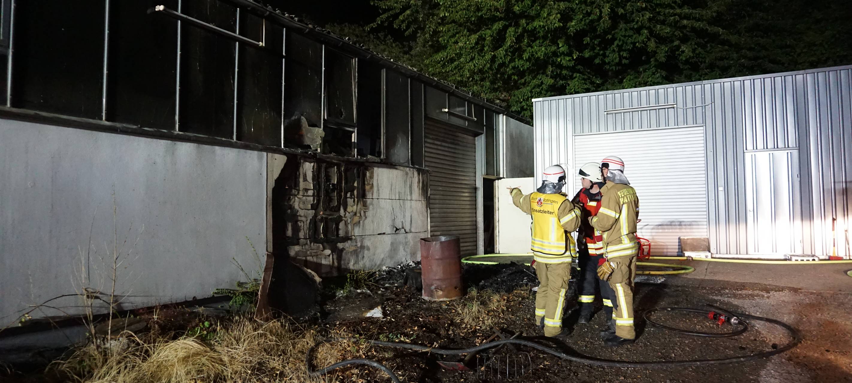 Ratingen: Lagerhalle in Flammen aufgegangen