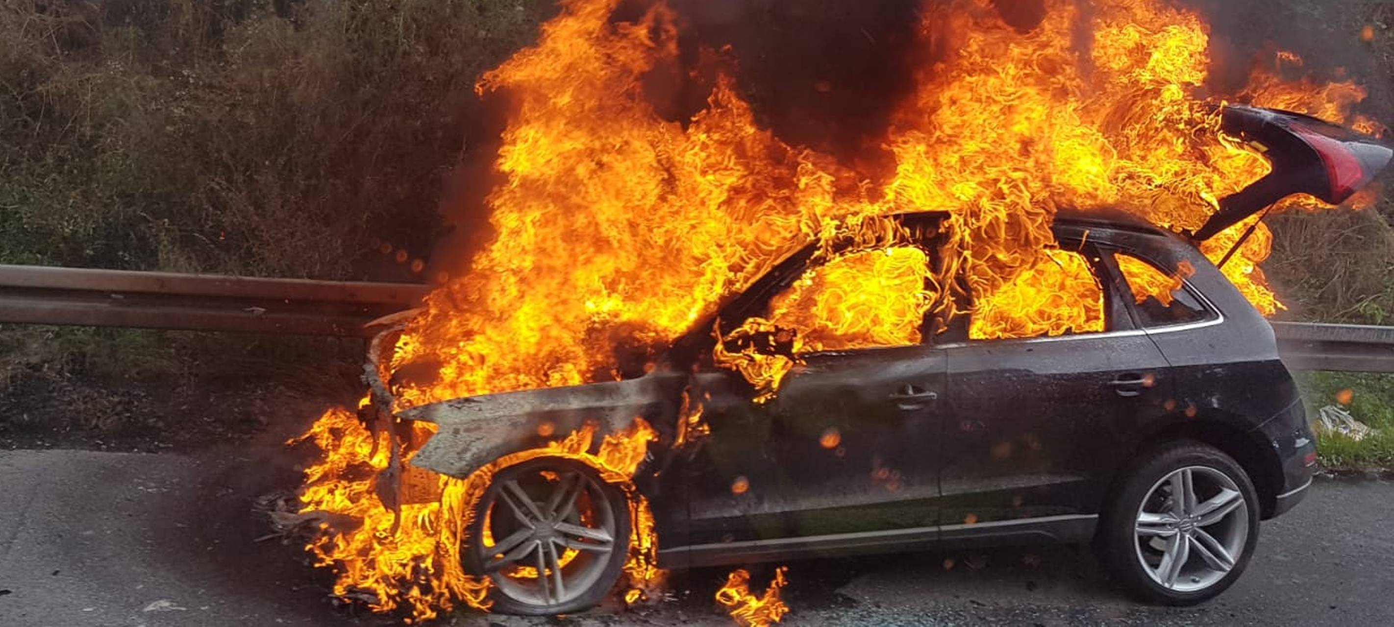 Lange Staus durch Autobrand auf der A535 bei Velbert