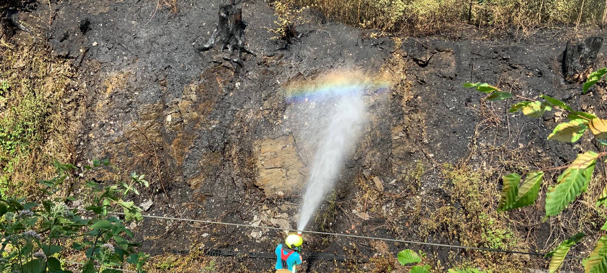 Feuerwehr löscht Flächenbrand im Angertal