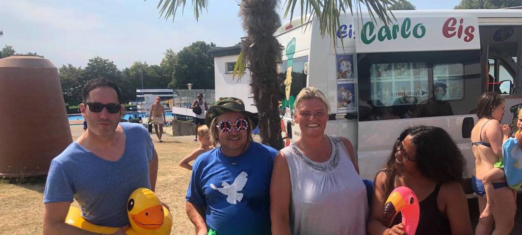 Jenny und Robin haben Eis in Heiligenhaus verschenkt