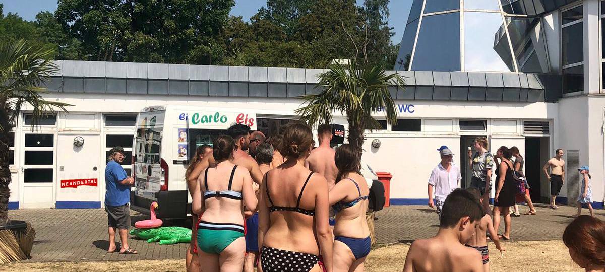 Jenny und Robin haben Eis in Heiligenhaus verschenkt