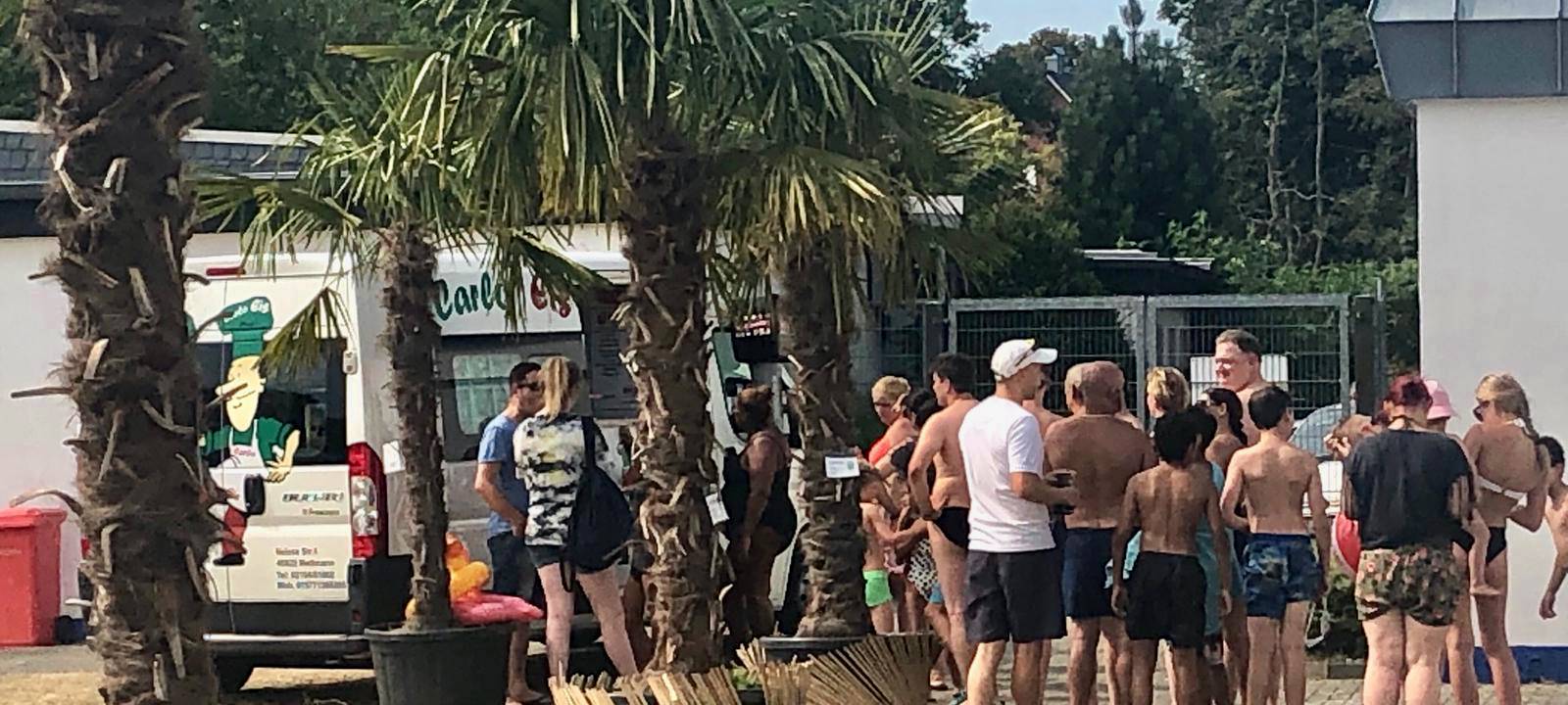 Jenny und Robin haben Eis in Heiligenhaus verschenkt