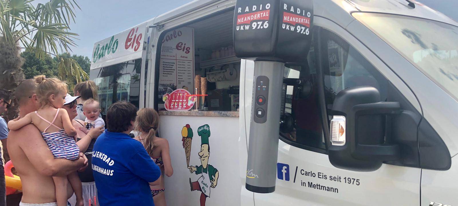 Jenny und Robin haben Eis in Heiligenhaus verschenkt