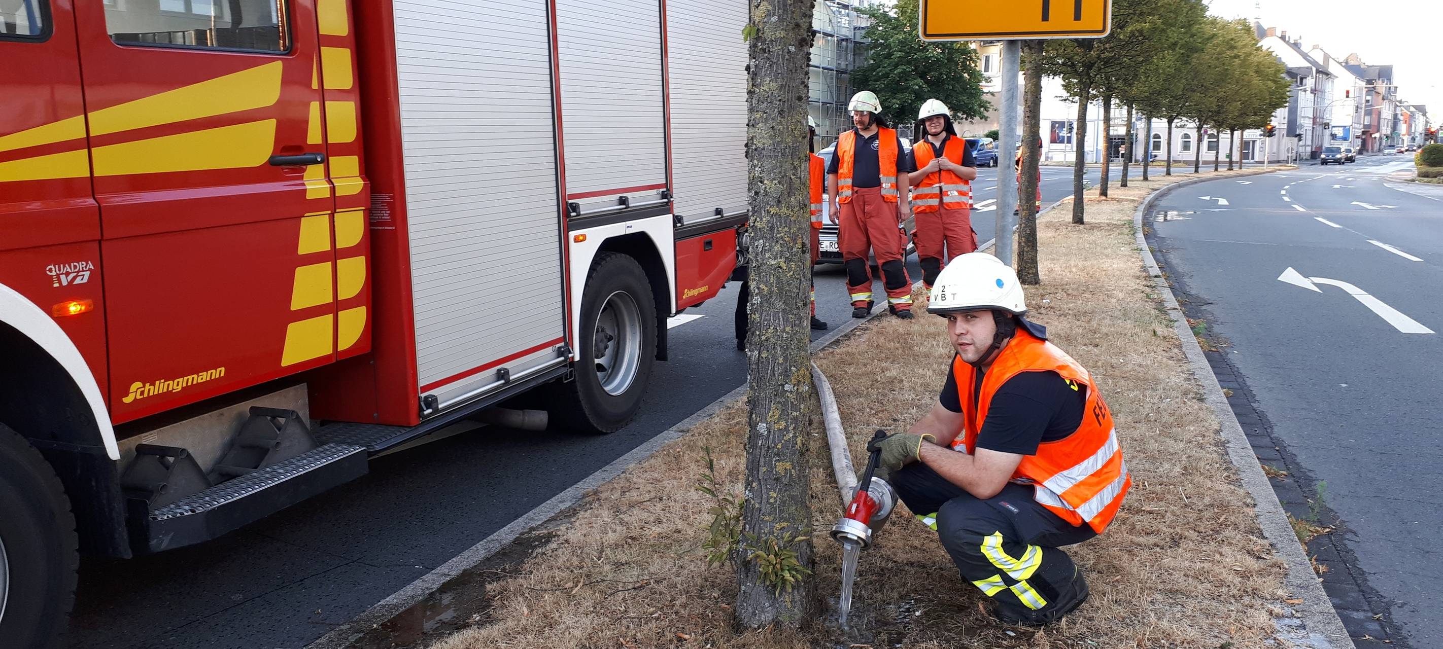 Velbert: Feuerwehr wässert Bäume
