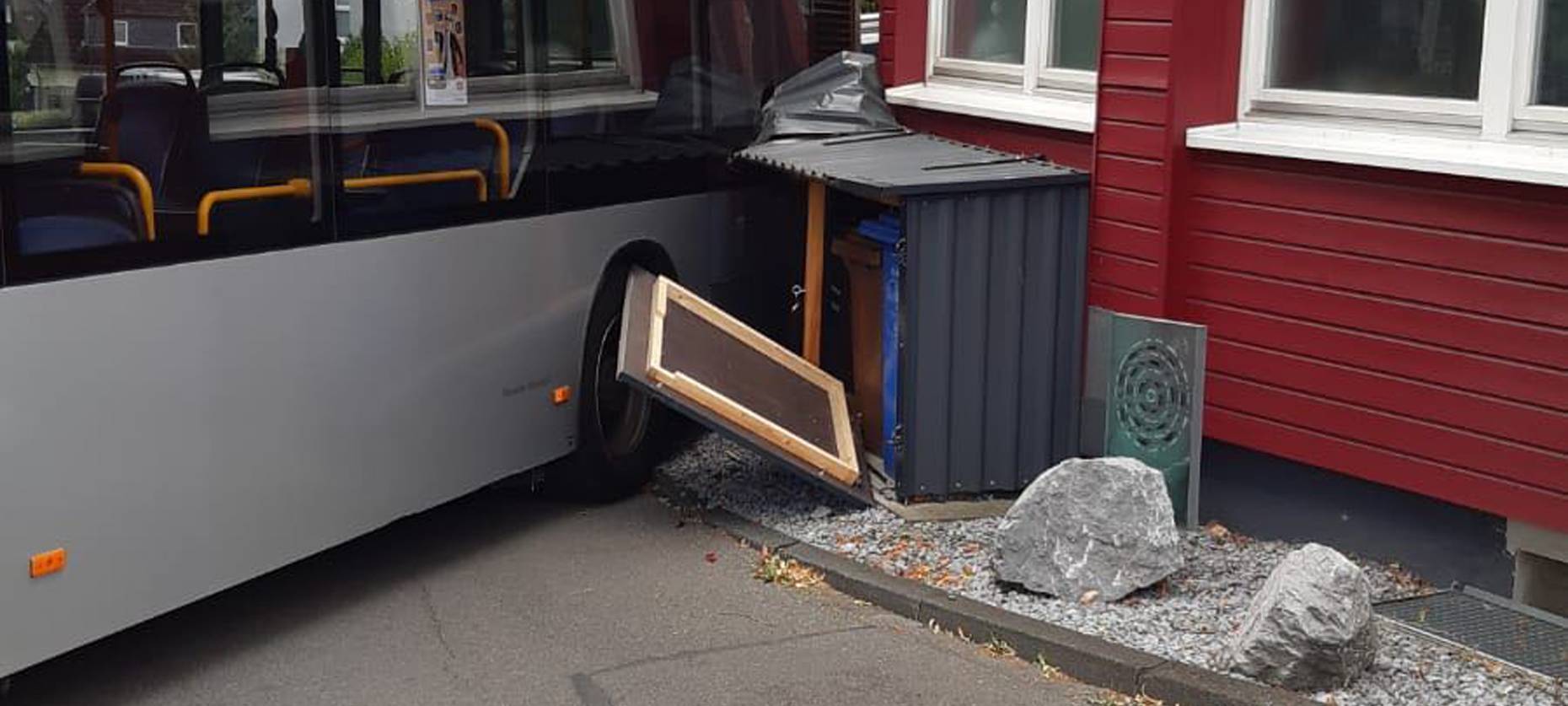 Bus rollt Straße runter