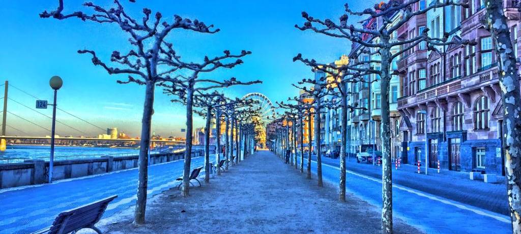 Hunderte Menschen genießen das Winterwetter am Rhein