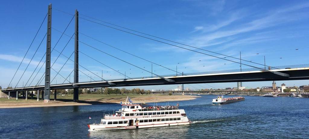 Yacht treibt mitten auf dem Rhein