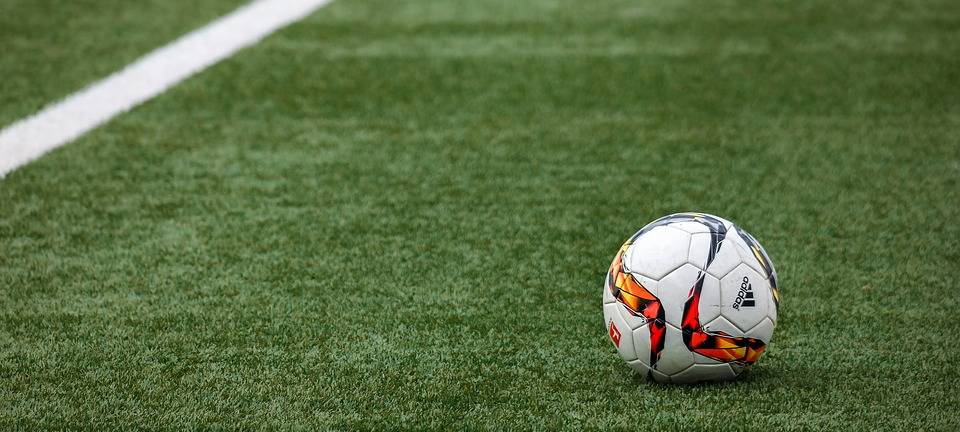 Ratingen: Spatenstich für modernen Sportplatz