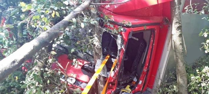 LKW rast Böschung hinunter