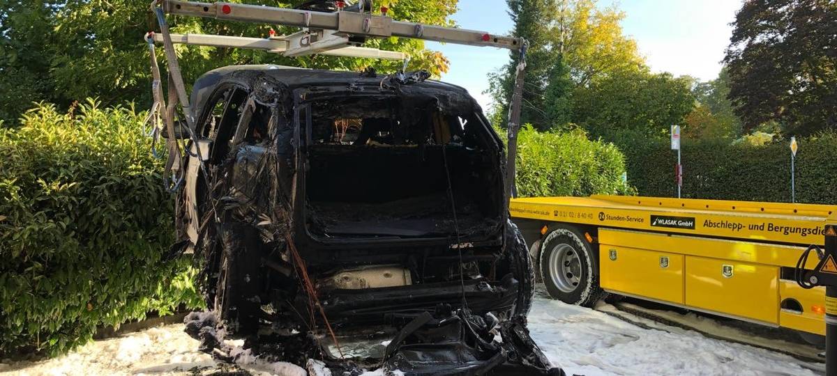 Brennendes Auto an Ratinger Tankstelle