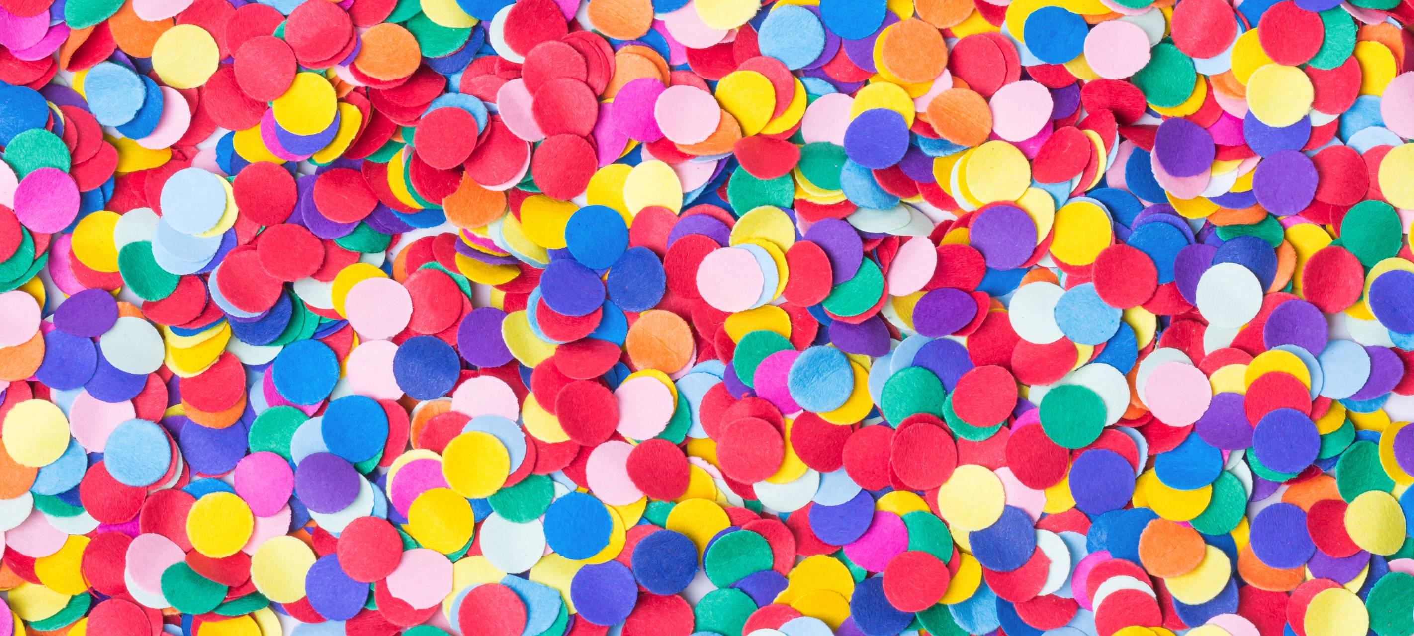 Jecken zeigen an Rosenmontag Mottowagen in Düsseldorf