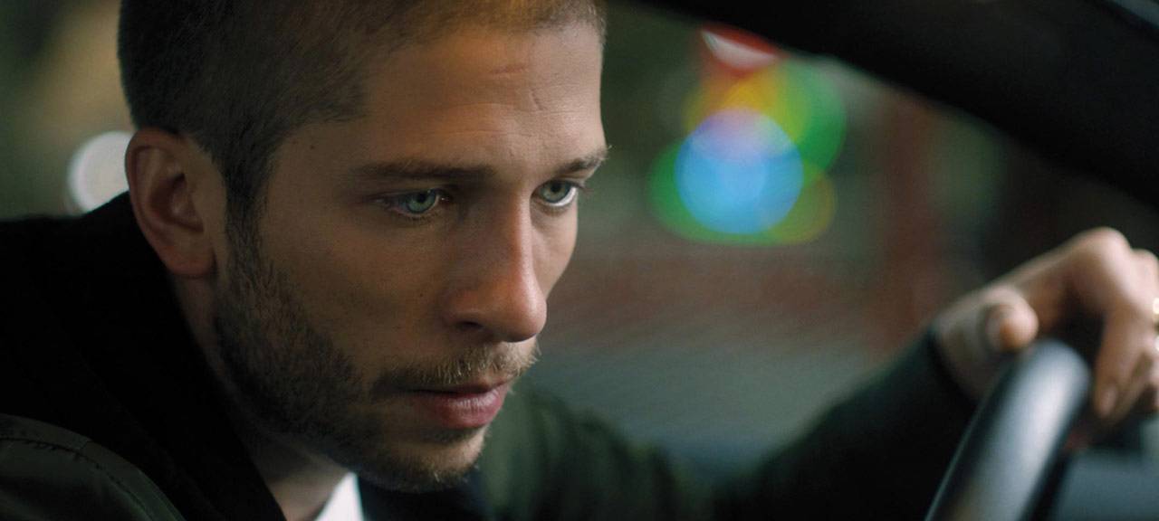 Yaras Bruder ist seiner Schwester dicht auf den Fersen.