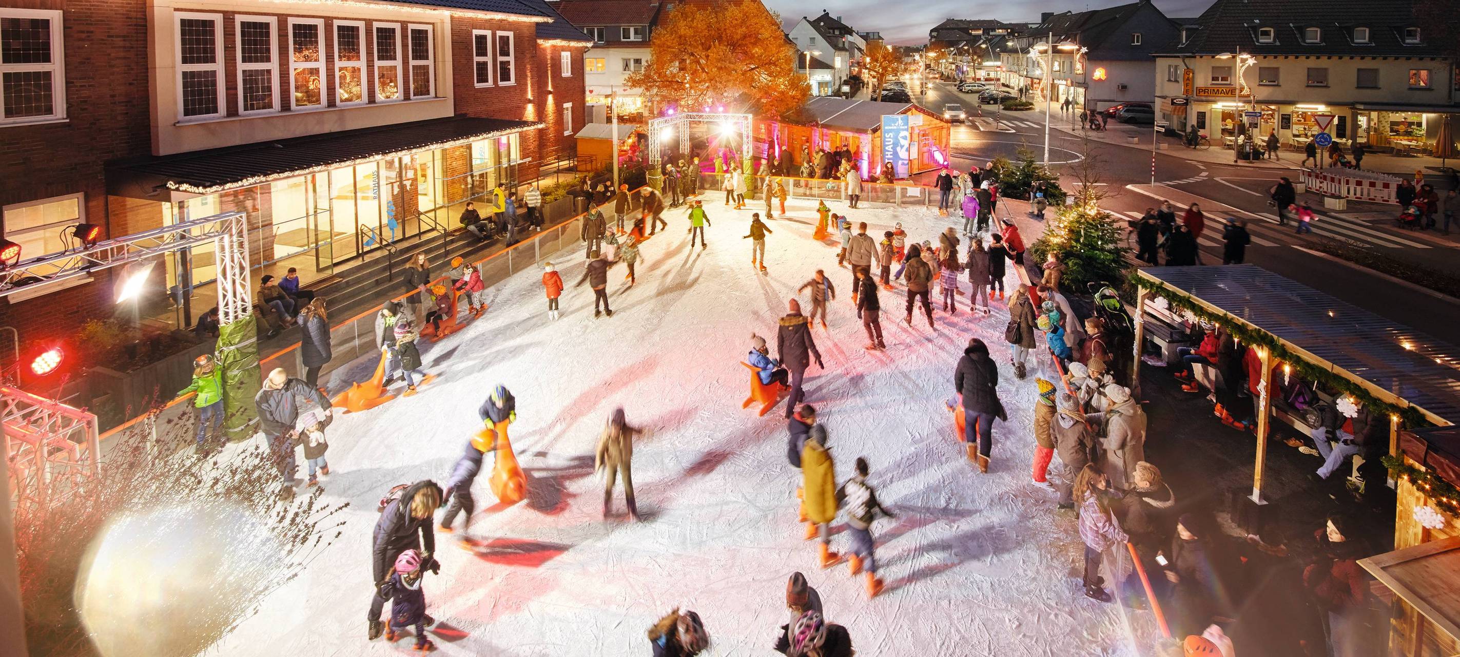 Eisbahn auf dem Weihnachtsmarkt in Monheim am Rhein