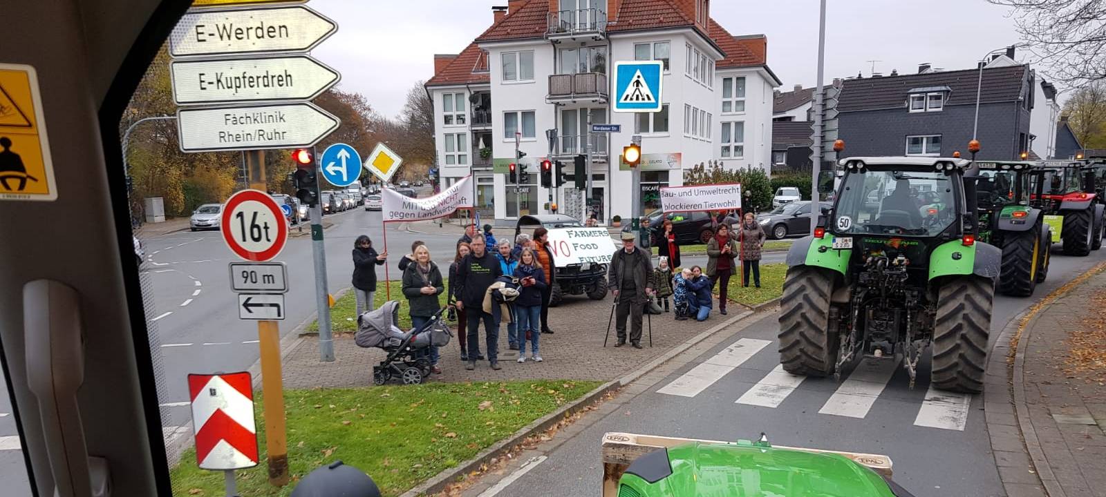 Massive Staus durch Traktorkonvois des Landwirte