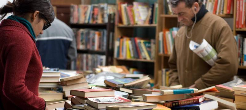 14.12.19 - Weihnachtströdel in der Stadtbücherei im Bürgerhaus in Hochdahl