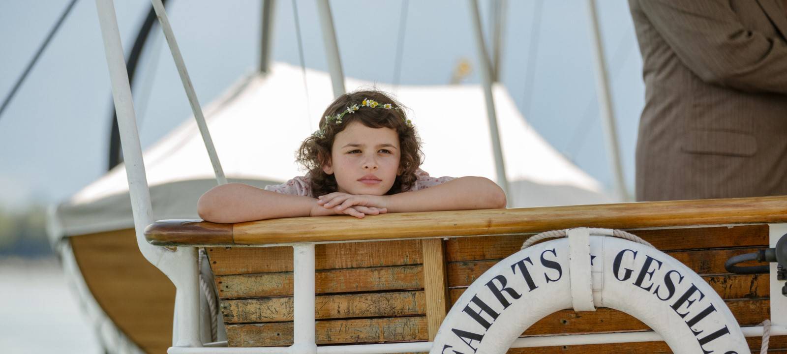 Anna flüchtet auf einem Schiff nach London.