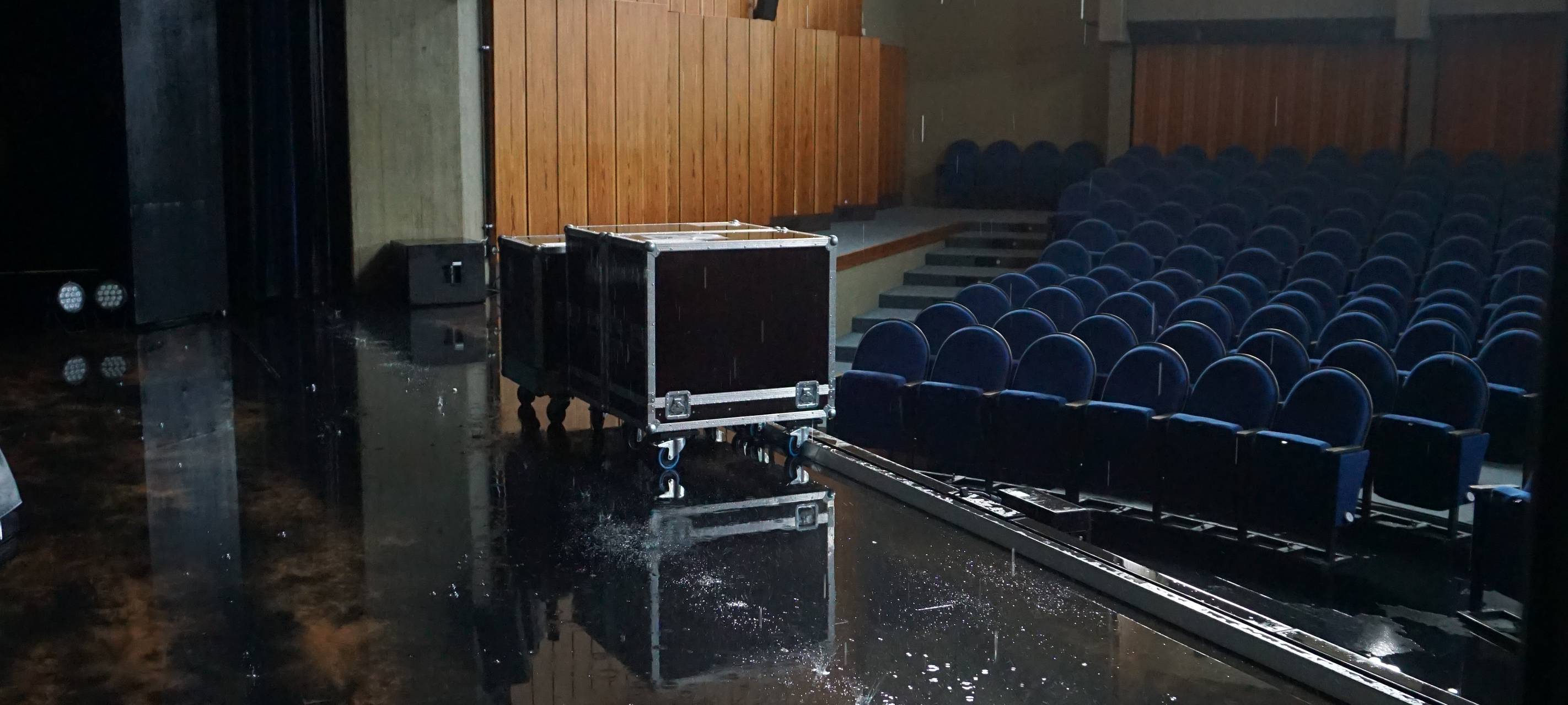 Bühne stand unter Wasser