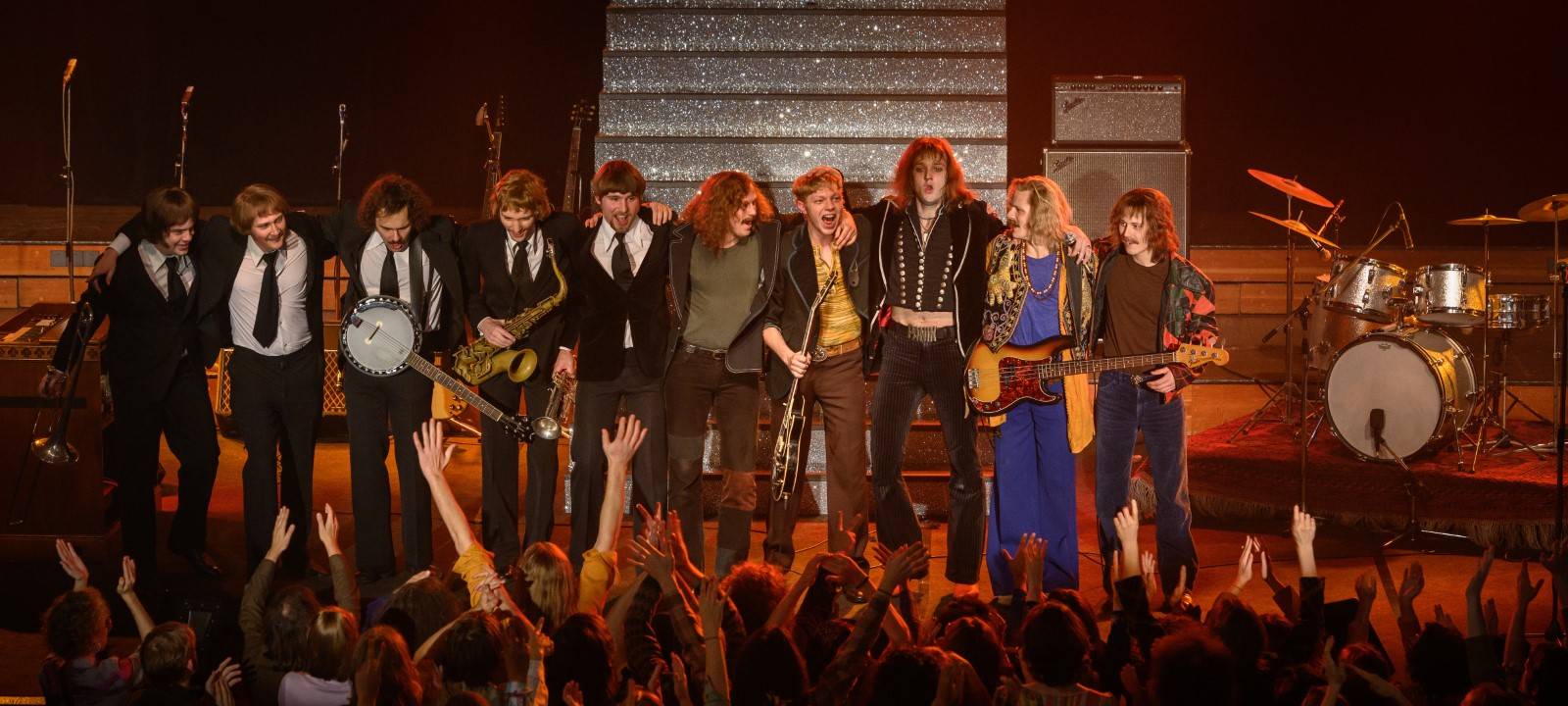 Udo Lindenberg mit seiner Band auf der Bühne.